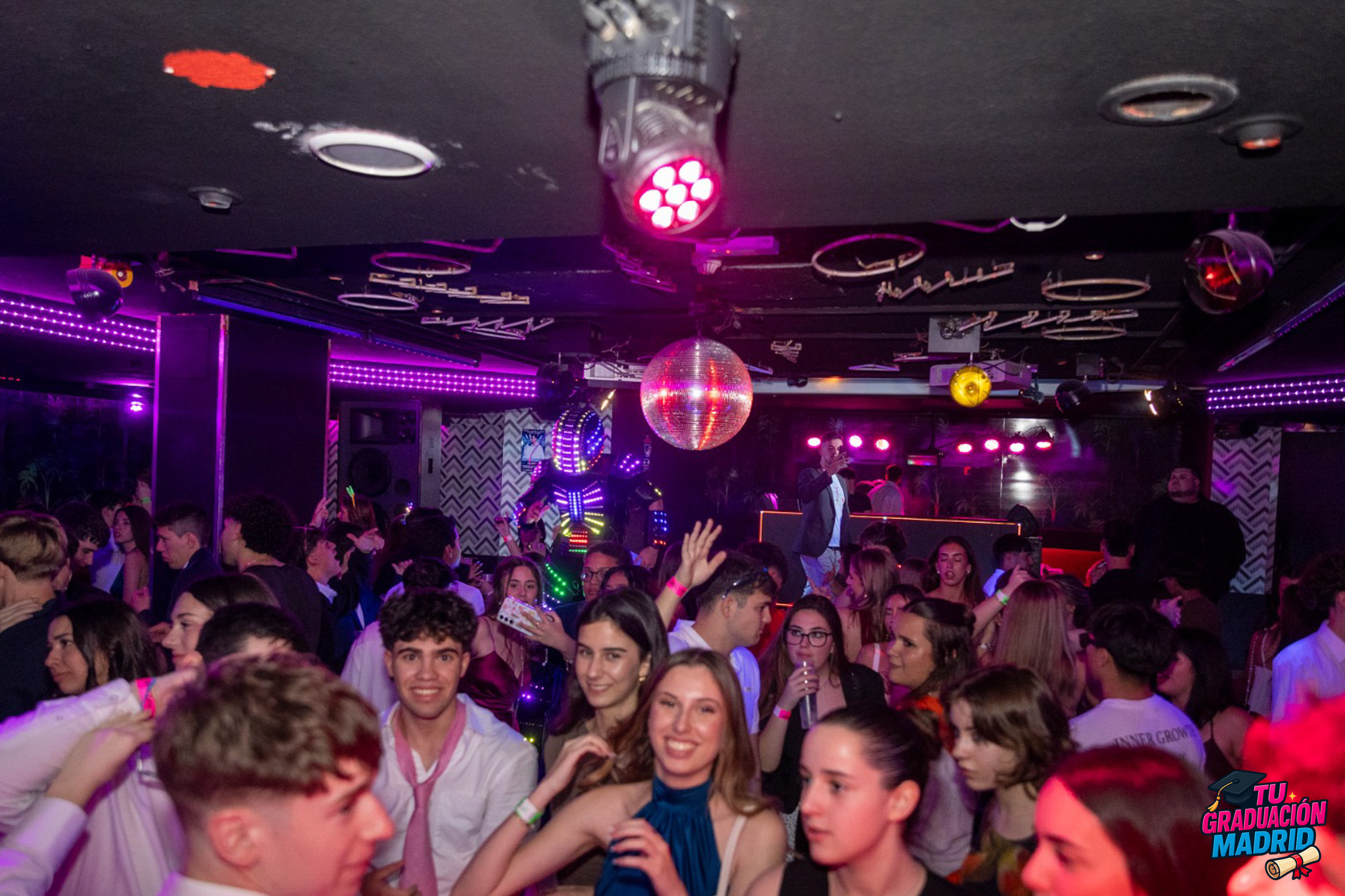 Fiesta de graduación con barra libre y DJ